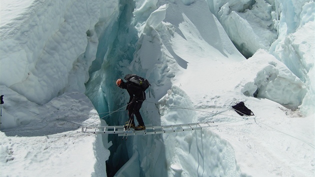 len Expedice Lhotse 2012 Marek Oana pechází ledovcovou trhlinu.