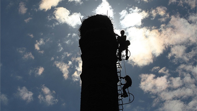 Na vrcholu komína panelárny v Raspenav musel lezec pekonat jet metr a pl