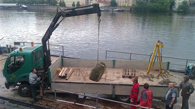 Z behu Vltavy byly vyzvednuty vzcácné kamenné kvádry, které pocházejí z