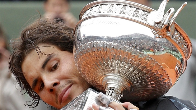 POSEDM. panlsk tenista Rafael Nadal si prohl Pohr muketr. Trofej pro vtze Roland Garros zskal u posedm v karie. Nikdo to ped nm nedokzal.