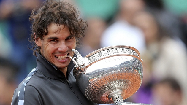 KOUSNUT DO POHRU. panl Rafael Nadal koue do Pohru muketr. Trofej pro vtze tenisovho Roland Garros zskal u posedm v karie.