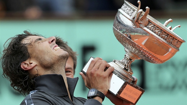 VÍTĚZ. Španěl Rafael Nadal posedmé ovládl tenisové Roland Garros. Překonal tak