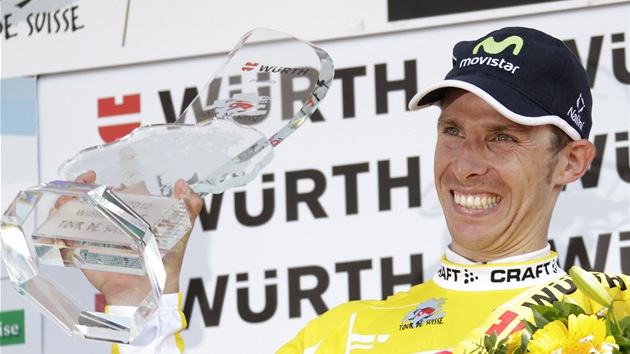 K�ENÍCÍ SE VÍT�Z. Portugalský cyklista Rui Costa ovládl celkové po�adí závodu