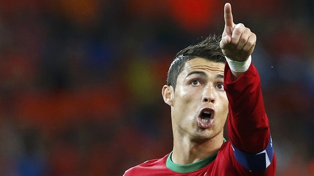 PODVEJ! Portugalsk fotbalista Cristiano Ronaldo ukazuje smrem k nebi v utkn proti Nizozemsku.