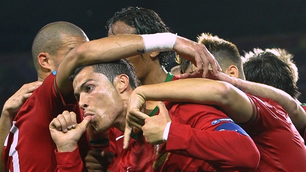 VYCUCAL SI Z PRSTU GÓL. Portugalský fotbalista Cristiano Ronaldo se gólov