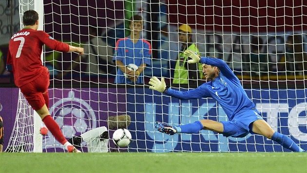DRUHÝ GÓL. Portugalec Cristiano Ronaldo p�edvedl parádu a pohodln� skóroval do