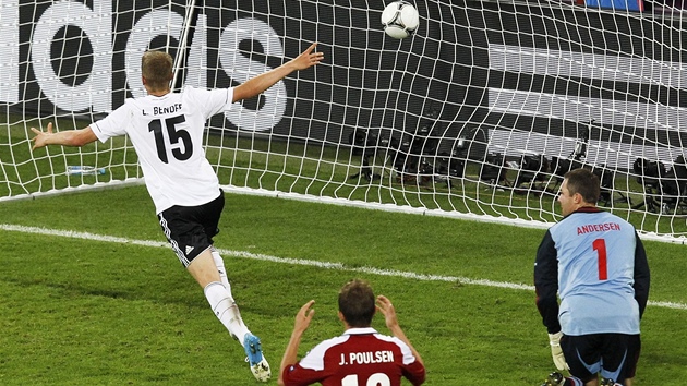 ROZHODL. Nmec Lars Bender pekonává dánského brankáe Stephana Andersena a