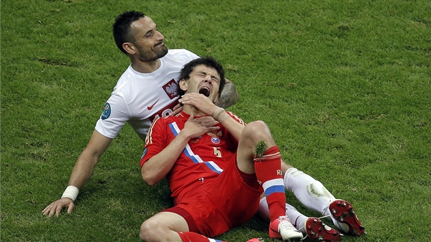 TO BOLÍ! Rus irkov s bolestnou grimasou leí na Wasilewském.