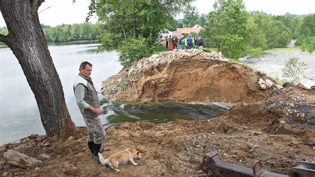 Hasi�i ve st�edu znovu bojovali s trhlinami v hrázi rybníka Dolní Kladiny u