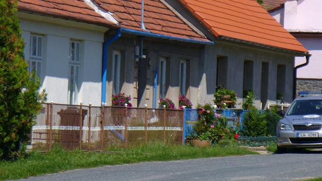 V Koněšíně na Třebíčsku zavraždili starší pár. Na snímku uprostřed dům, v němž těla našla vnučka zavražděného muže.
