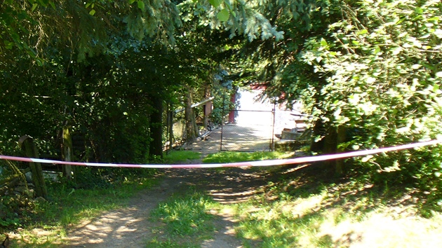 Boční vstup k domu v Koněšíně, v němž někdo zavraždil dva seniory.