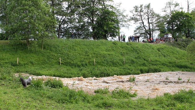 Protrená hráz rybníka Dolní Kladiny na Pelhimovsku.