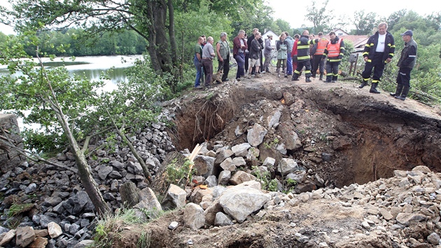 Protr�ená hráz rybníka Dolní Kladiny na Pelh�imovsku.