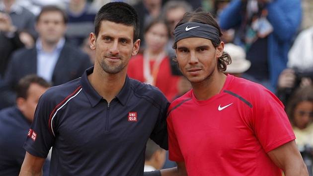 PED ZÁPASEM. Novak Djokovi (vlevo) a Rafael Nadal ped finále Roland Garros.