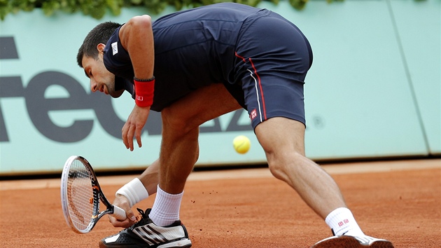 TO U NEMÁM. Novak Djokovi nestail zareagovat na vítzný úder Rafaela Nadala.
