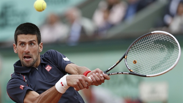 RETURN. Novak Djokovi odvrací tký mí ve finále Roland Garros.