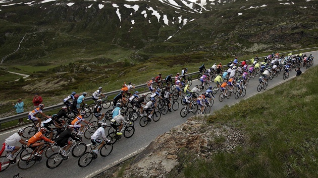 Peloton ve druh etap cyklistickho zvodu Kolem vcarska.