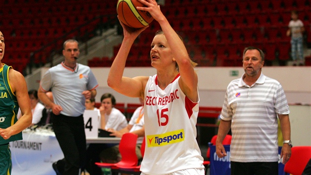 Eva Víteková (vpravo) stílí na ko v utkání proti Austrálii.