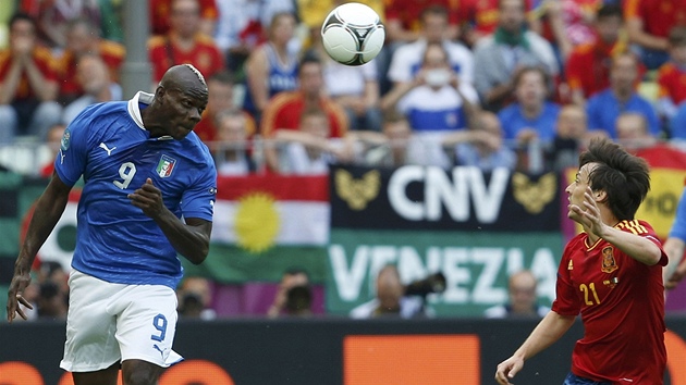 PIHRÁVKA HLAVOU. Italský útoník Mario Balotelli (vlevo) sklepává mí hlavou