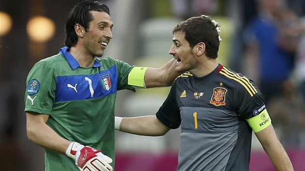 PŘÁTELÉ GÓLMANI. Gianluigi Buffon z Itálie (vlevo) a Španěl Iker Casillas v
