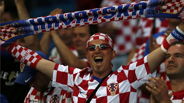 Chorvatští fanoušci povzbuzují svůj tým v utkání proti Irsku.