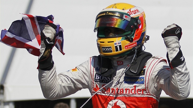 Lewis Hamilton se raduje z vtzstv ve Velk cen Kanady.