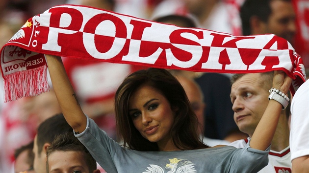 Polská fanynka v hlediti stadionu ve Vratislavi povzbuzuje polský tým v utkání