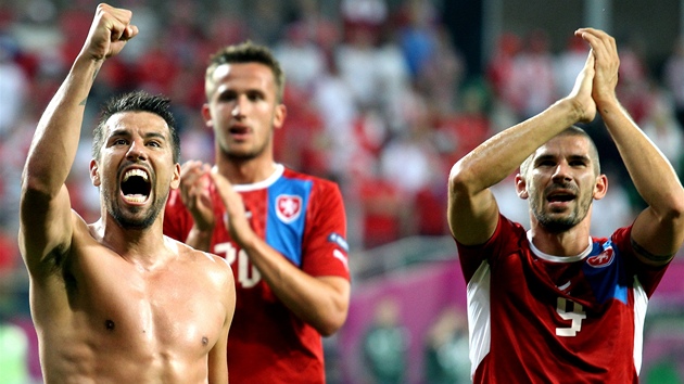 OSLAVY POSTUPU. �e�tí hrá�i (zleva) Milan Baro�, Tomá� Pekhart a Jan Rezek se...
