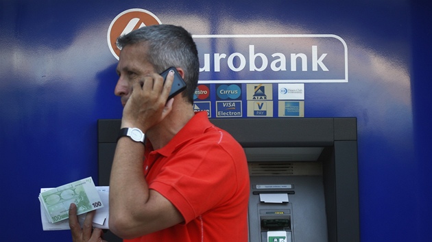 ekové vybírají ped volbami úspory z bank. Na snímku Eurobank. Ilustraní foto.