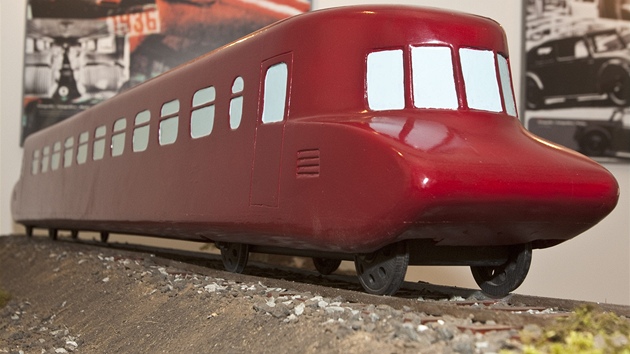 Devn model 1:10 legendrnho motorovho vlaku Slovensk strela, do provozu uvedenho v roce 1936.