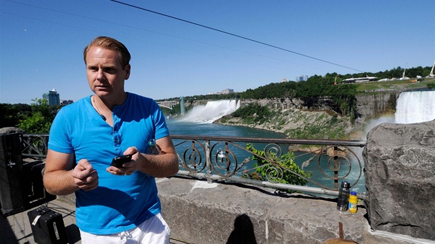 Nik Wallenda pozuje ped ekou Niagarou v kanadském Ontariu. Niagarské vodopády