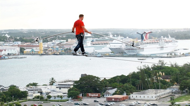 Nik Wallenda pi jednom ze svch kousk na lan  na Bahamch v roce 2010