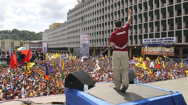 Venezuelský prezidentský kandidát Henrique Capriles hovoí k dav svých...