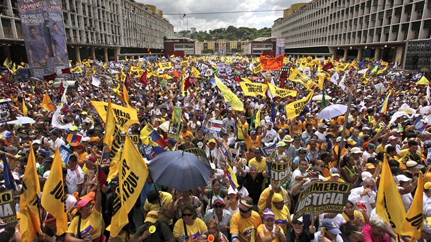 Na cest venezuelského opoziního prezidentského kandidáta Henriquea Caprilese...