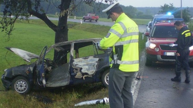 Policie vyetuje nehodu u Lhotek na mladoboleslavsku. Mlad ena tu zemela po nrazu do stromu. 