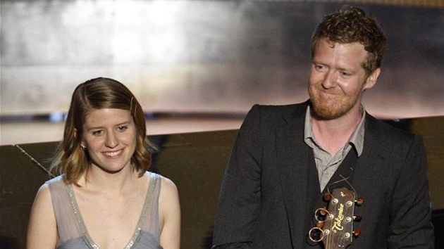 Oscar - Markéta Irglová a Glen Hansard si uívají potlesku poté, co zahráli