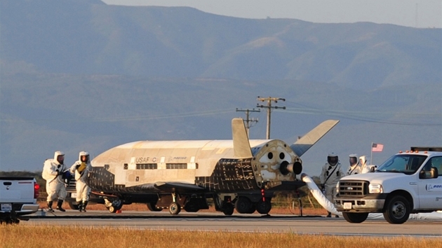 Miniraketoplán X-37B po přistání 16. 6. 2012. Ve vesmíru strávilo plavidlo 468...