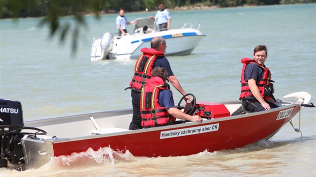 Pátrání po poh�e�ovaném mu�i na p�ehrad� Rozko� (18. �ervna 2012)