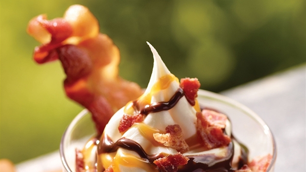 Burger King za�al Ameri�an�m nabízet zmrzlinu se slaninou. Do �ech se novinka v