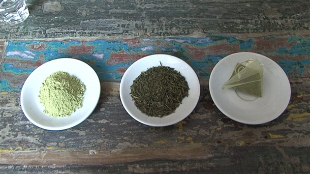 Zleva prákový zelený aj matcha, sypaný zelený darjeeling a pyramidový sáek s...