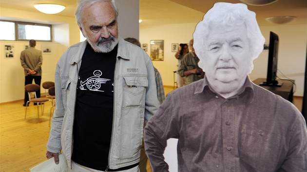 Zden�k Sv�rák na zahájení výstavy Divadla Járy Cimrmana v Brn�
