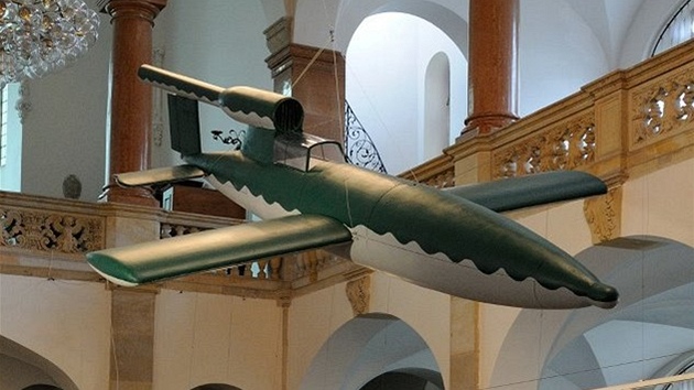 Model sebevraedn stely V1 Reichenberg  Fi 103 R, dole st ocasu z Heinkel HE 162, vzadu pdavn ndr vyvjen pro proudov letoun ME 262.