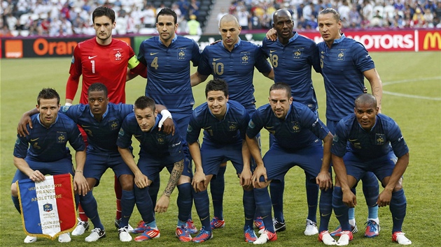 PRODLOUŽÍ SÉRII? Fotbalisté Francie pózují před svým úvodním zápasem na mistrovství Evropy. Za sebou mají 21 zápasů bez porážky a sérii chtějí prodloužit i proti Anglii.