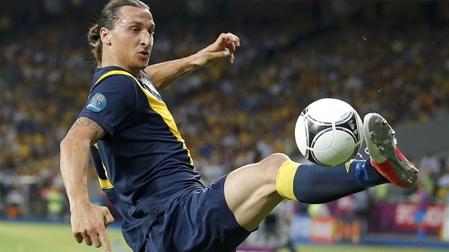 DOKONALÁ TECHNIKA. Švédský útočník Zlatan Ibrahimovic si zpracovává letící míč.