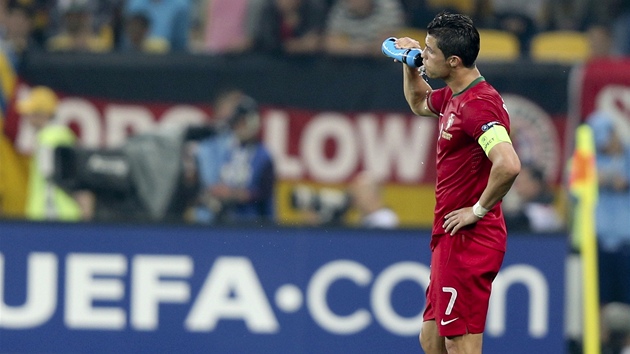 VYMYSLÍ N�CO? Portugalský kapitán Cristiano Ronaldo se ob�erstvuje b�hem zápasu