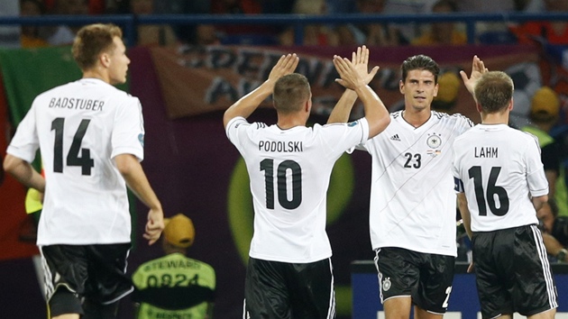 NMECKÁ RADOST. Nmetí fotbalisté se radují ze vsteleného gólu.