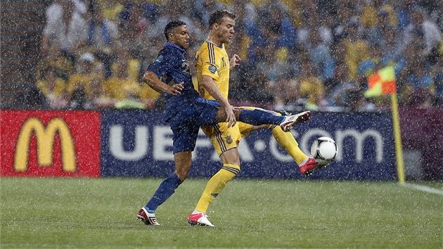 DÉŠŤ. Zápas Ukrajina - Francie se hrál ve velkém dešti.