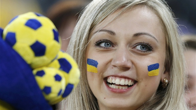 ÚSMĚV, PROSÍM. Ukrajinská fanynka si zápas proti Anglii užívala.