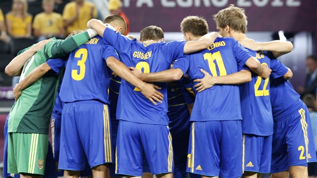 POJĎME DO NICH. Ukrajinští fotbalisté se hecují před zápasem proti Anglii.