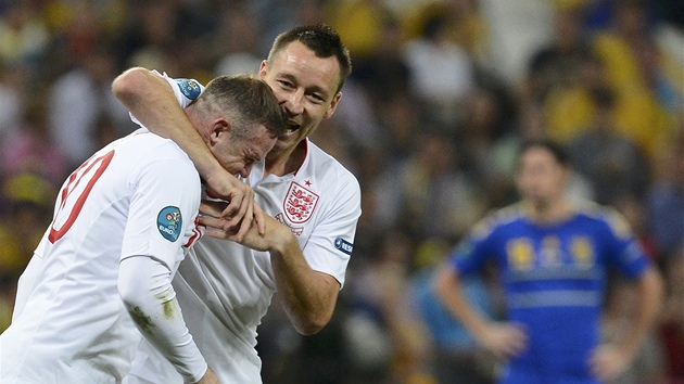 JSI PAK. Anglick obrnce John Terry (vzadu) blahopeje Waynemu Rooneymu ke vstelenmu glu.